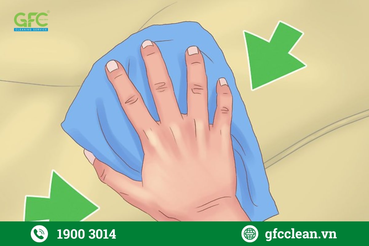 Lau sạch lại bằng miếng vải khác và hãy để khô ghế hoàn toàn trước khi sử dụng