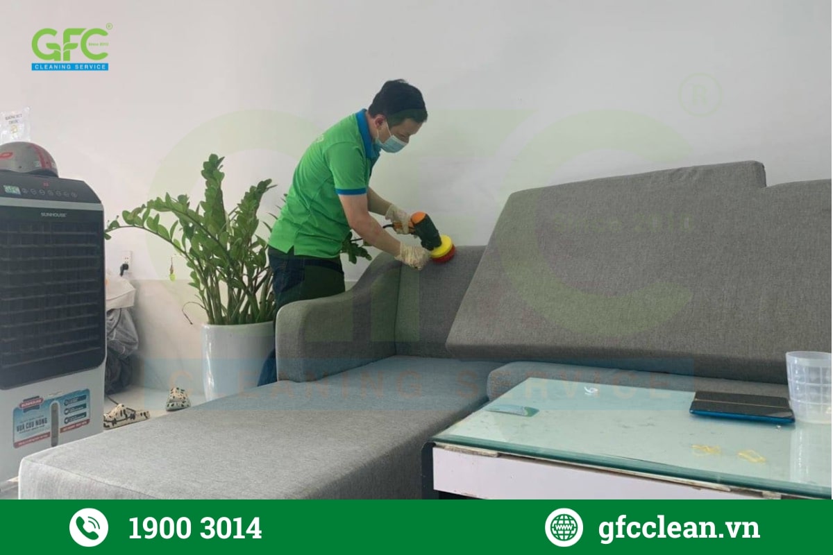 Làm sạch bàn ghế văn phòng, lớp học trong gói bảo dưỡng định kỳ khi vệ sinh trường học GFC Clean