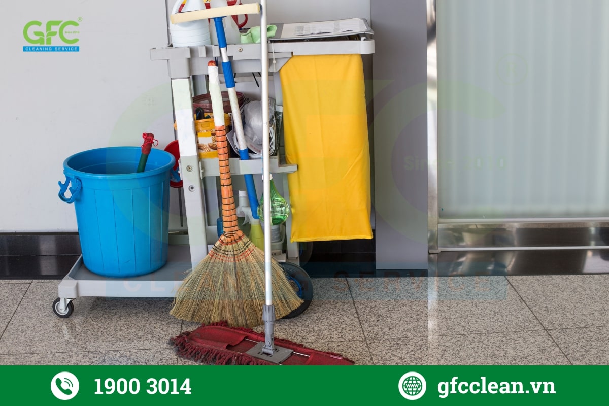 Bước đầu thực hiện quy trình vệ sinh công nghiệp là chuẩn bị dụng cụ chuyên dụng